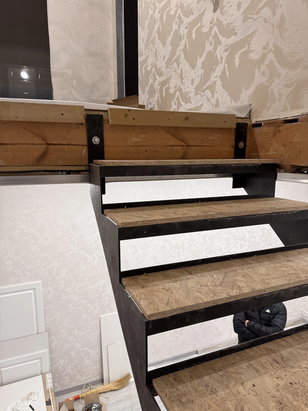 Закрытый каркас лестницы из металла с лазерной резкой для обшивки деревом и встроенным шкафом, частный дом