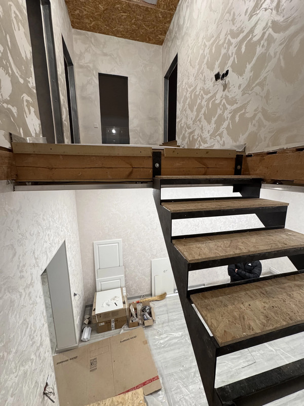 Закрытый каркас лестницы из металла с лазерной резкой для обшивки деревом и встроенным шкафом, частный дом