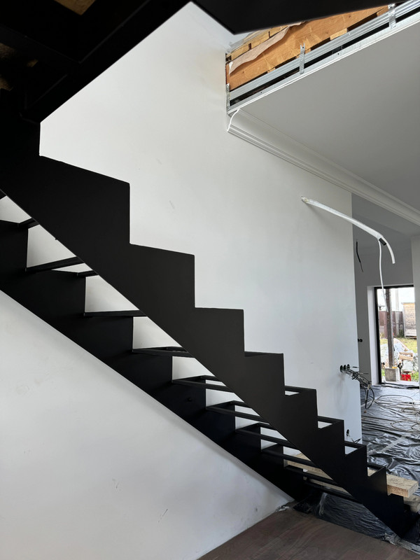 Лестничный каркас ML124 с разворотом на площадке, открытого типа, на двух косоурах, металл с лазерной резкой и чистовой покраской