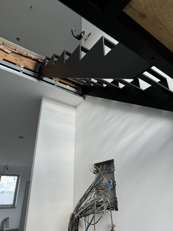 Лестничный каркас ML124 с разворотом на площадке, открытого типа, на двух косоурах, металл с лазерной резкой и чистовой покраской