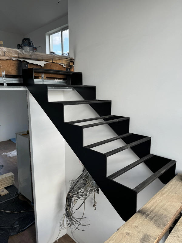 Лестничный каркас ML124 с разворотом на площадке, открытого типа, на двух косоурах, металл с лазерной резкой и чистовой покраской