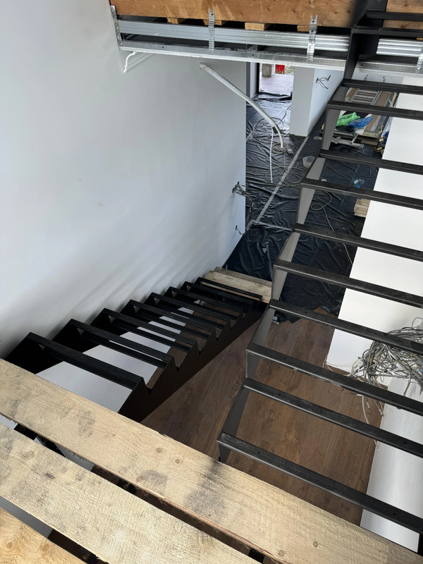 Лестничный каркас ML124 с разворотом на площадке, открытого типа, на двух косоурах, металл с лазерной резкой и чистовой покраской