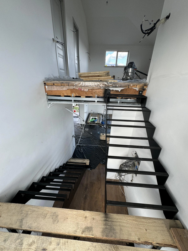 Лестничный каркас ML124 с разворотом на площадке, открытого типа, на двух косоурах, металл с лазерной резкой и чистовой покраской