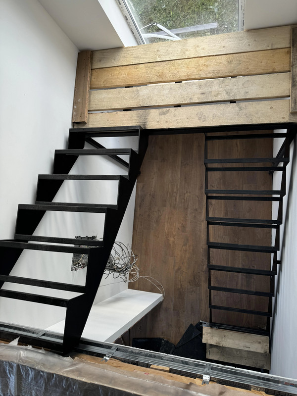 Лестничный каркас ML124 с разворотом на площадке, открытого типа, на двух косоурах, металл с лазерной резкой и чистовой покраской