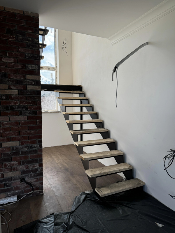 Лестничный каркас ML124 с разворотом на площадке, открытого типа, на двух косоурах, металл с лазерной резкой и чистовой покраской