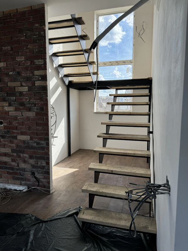 Лестничный каркас ML124 с разворотом на площадке, открытого типа, на двух косоурах, металл с лазерной резкой и чистовой покраской