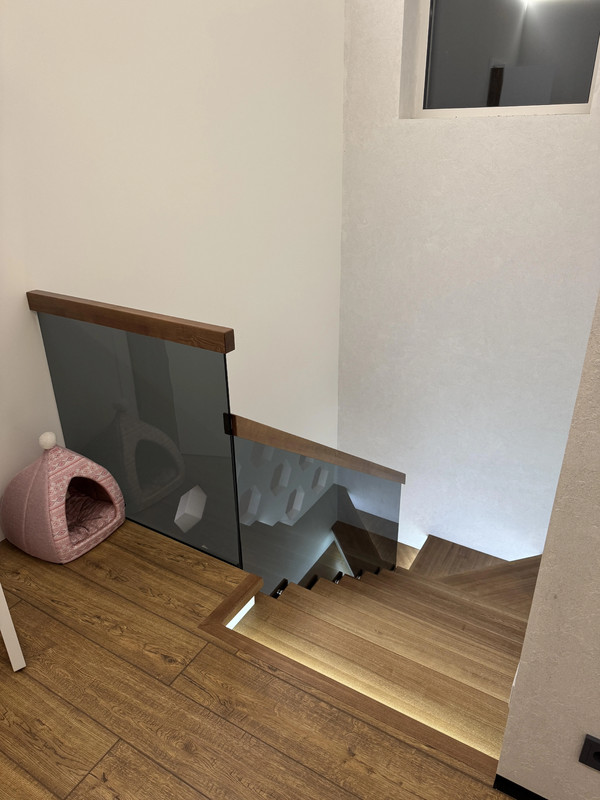 Лестница на бетонной основе с цельноламельным ясенем, стеклом и подсветкой, частный дом