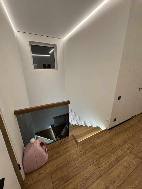 Лестница на бетонной основе с цельноламельным ясенем, стеклом и подсветкой, частный дом