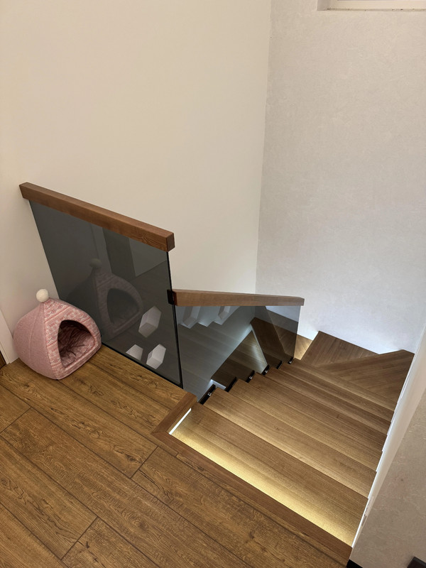 Лестница на бетонной основе с цельноламельным ясенем, стеклом и подсветкой, частный дом