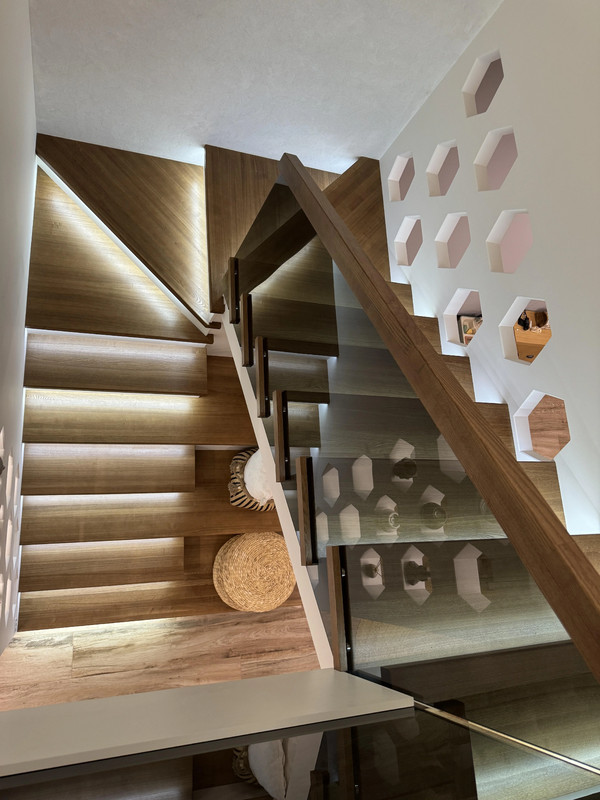 Лестница на бетонной основе с цельноламельным ясенем, стеклом и подсветкой, частный дом