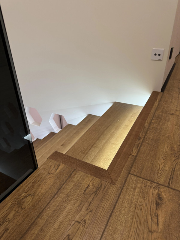 Лестница на бетонной основе с цельноламельным ясенем, стеклом и подсветкой, частный дом