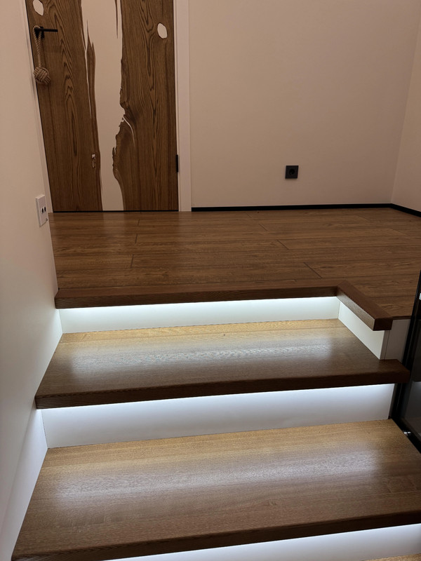 Лестница на бетонной основе с цельноламельным ясенем, стеклом и подсветкой, частный дом