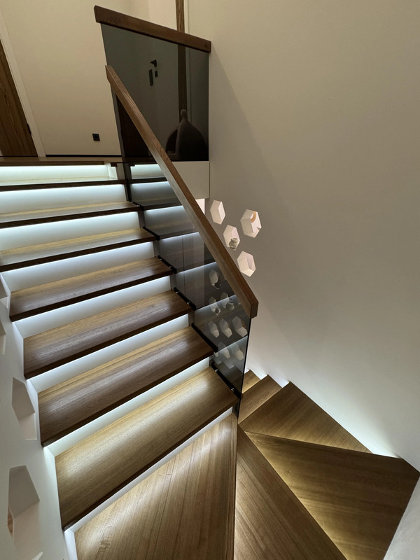 Лестница на бетонной основе с цельноламельным ясенем, стеклом и подсветкой, частный дом