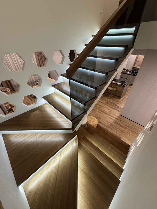 Лестница на бетонной основе с цельноламельным ясенем, стеклом и подсветкой, частный дом