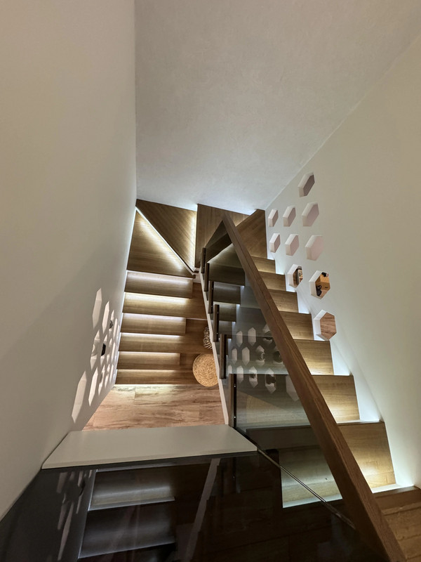 Лестница на бетонной основе с цельноламельным ясенем, стеклом и подсветкой, частный дом