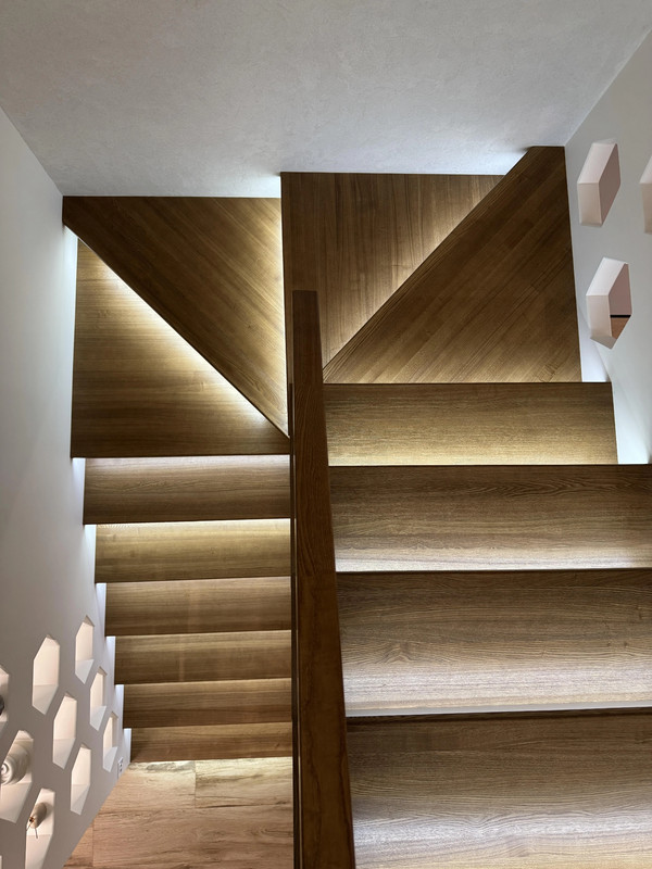 Лестница на бетонной основе с цельноламельным ясенем, стеклом и подсветкой, частный дом