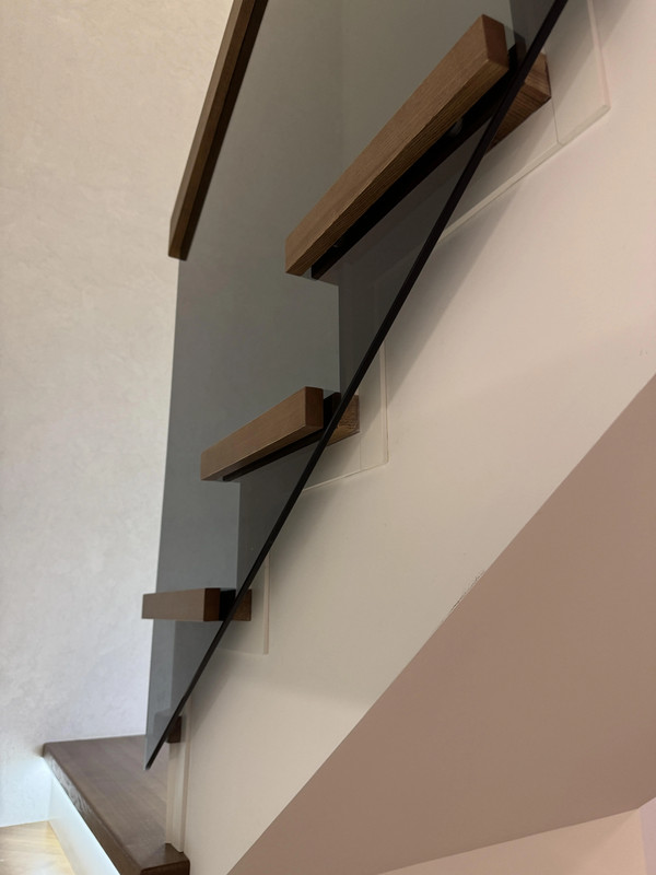 Лестница на бетонной основе с цельноламельным ясенем, стеклом и подсветкой, частный дом