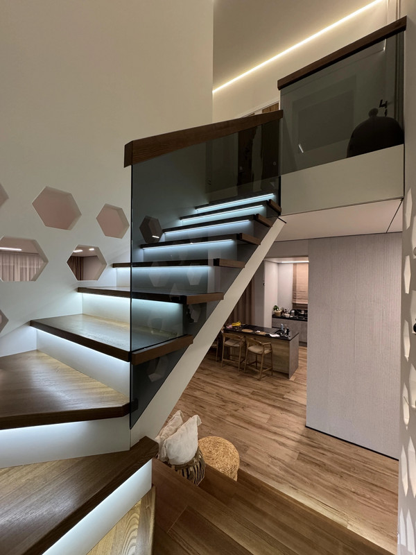 Лестница на бетонной основе с цельноламельным ясенем, стеклом и подсветкой, частный дом