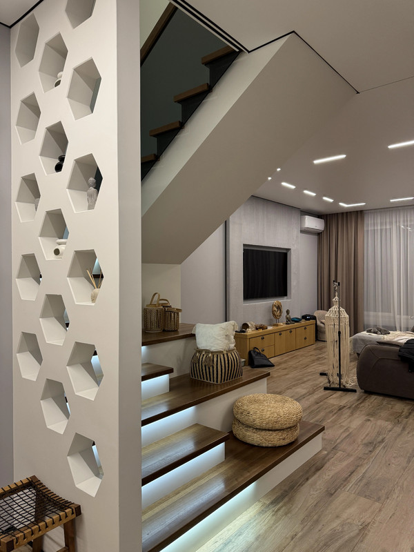 Лестница на бетонной основе с цельноламельным ясенем, стеклом и подсветкой, частный дом