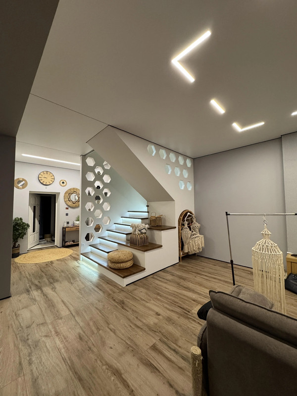 Лестница на бетонной основе с цельноламельным ясенем, стеклом и подсветкой, частный дом