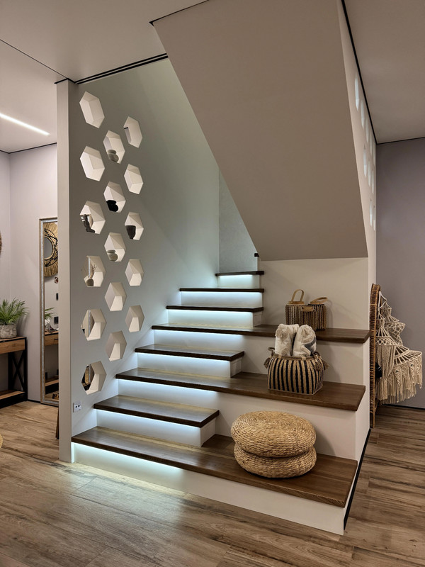 Лестница на бетонной основе с цельноламельным ясенем, стеклом и подсветкой, частный дом