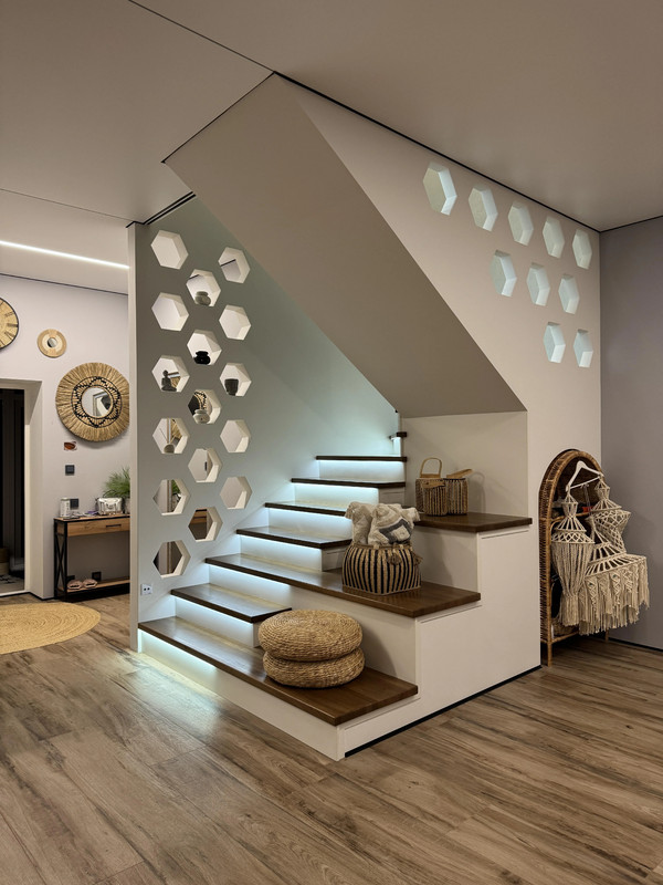 Лестница на бетонной основе с цельноламельным ясенем, стеклом и подсветкой, частный дом