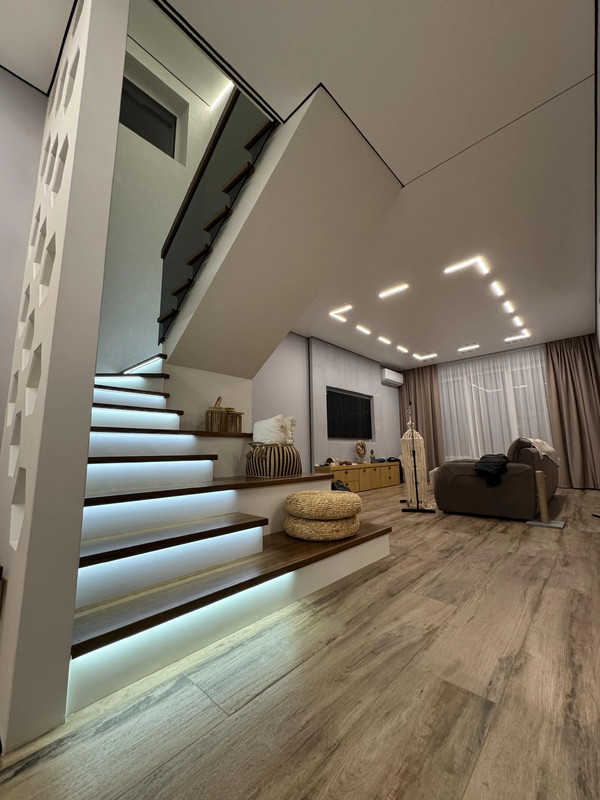 Лестница на бетонной основе с цельноламельным ясенем, стеклом и подсветкой, частный дом