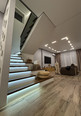 Лестница на бетонной основе с цельноламельным ясенем, стеклом и подсветкой, частный дом