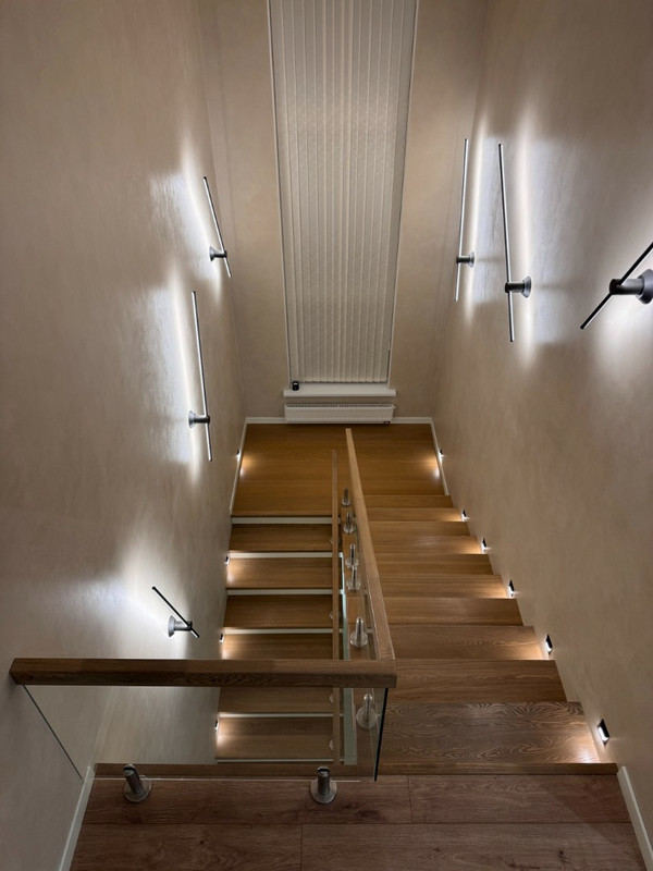 Лестница на бетонном основании с ясенем и стеклом на мини-стойках, разворот на площадке, без плинтуса