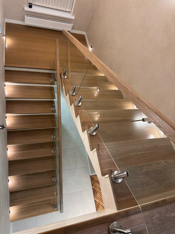 Лестница на бетонном основании с ясенем и стеклом на мини-стойках, разворот на площадке, без плинтуса