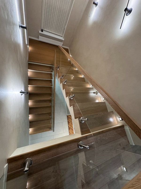 Лестница на бетонном основании с ясенем и стеклом на мини-стойках, разворот на площадке, без плинтуса