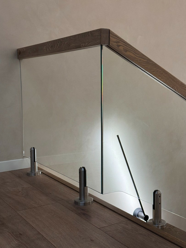 Лестница на бетонном основании с ясенем и стеклом на мини-стойках, разворот на площадке, без плинтуса