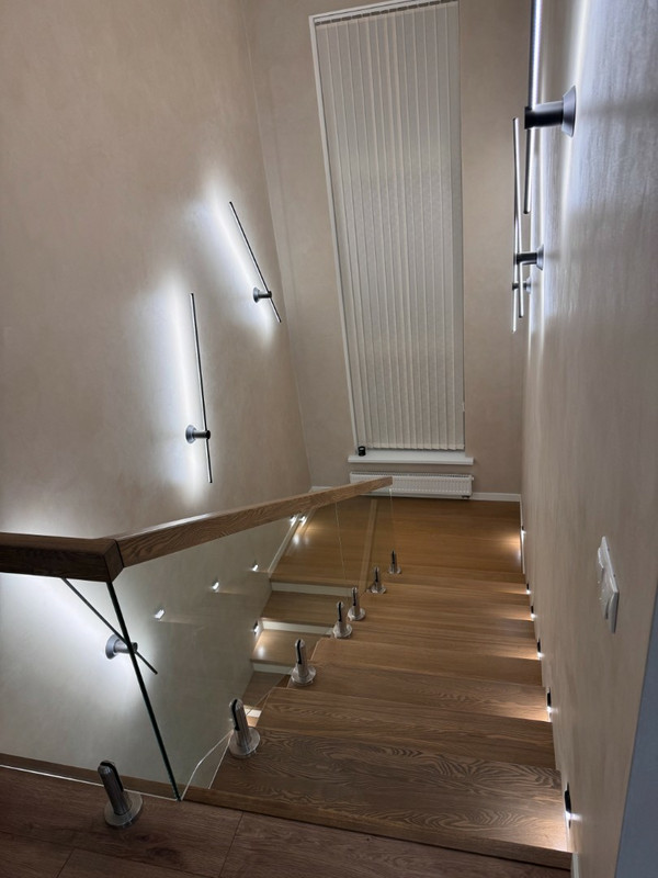 Лестница на бетонном основании с ясенем и стеклом на мини-стойках, разворот на площадке, без плинтуса