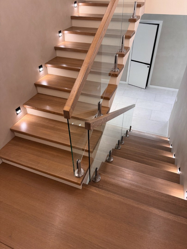 Лестница на бетонном основании с ясенем и стеклом на мини-стойках, разворот на площадке, без плинтуса