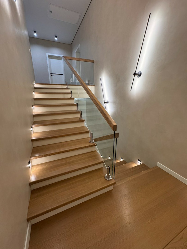 Лестница на бетонном основании с ясенем и стеклом на мини-стойках, разворот на площадке, без плинтуса