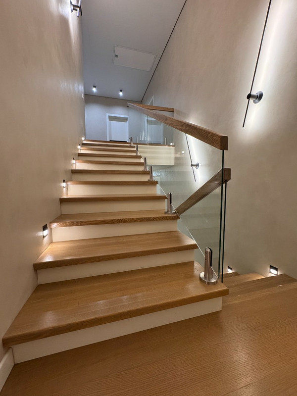 Лестница на бетонном основании с ясенем и стеклом на мини-стойках, разворот на площадке, без плинтуса