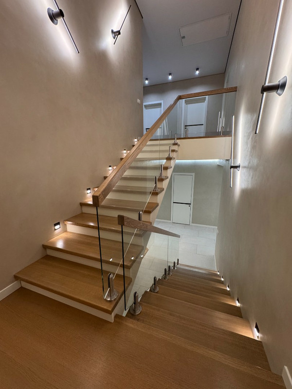 Лестница на бетонном основании с ясенем и стеклом на мини-стойках, разворот на площадке, без плинтуса