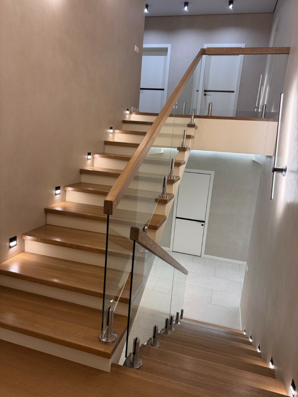 Лестница на бетонном основании с ясенем и стеклом на мини-стойках, разворот на площадке, без плинтуса