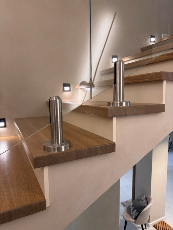 Лестница на бетонном основании с ясенем и стеклом на мини-стойках, разворот на площадке, без плинтуса