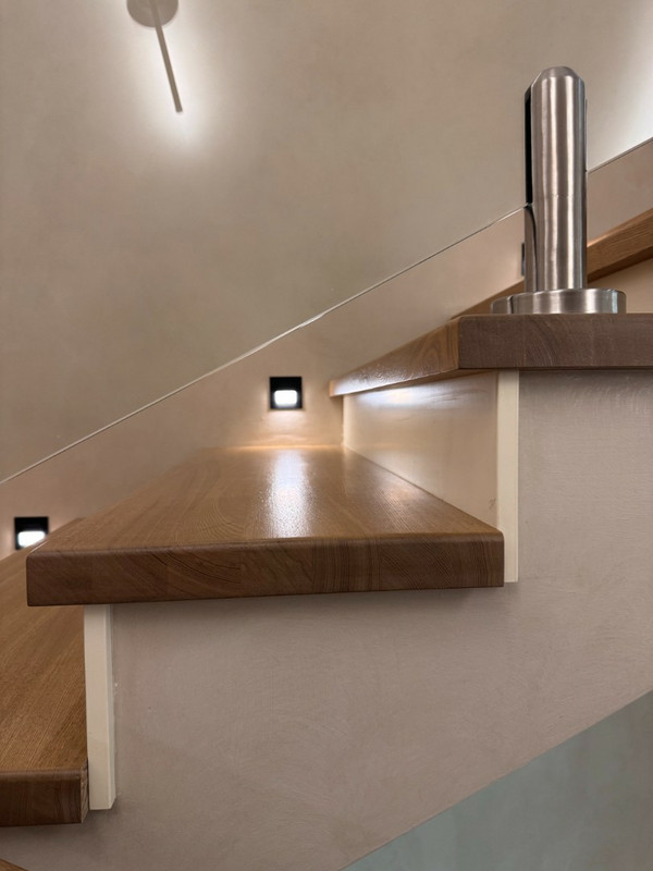 Лестница на бетонном основании с ясенем и стеклом на мини-стойках, разворот на площадке, без плинтуса