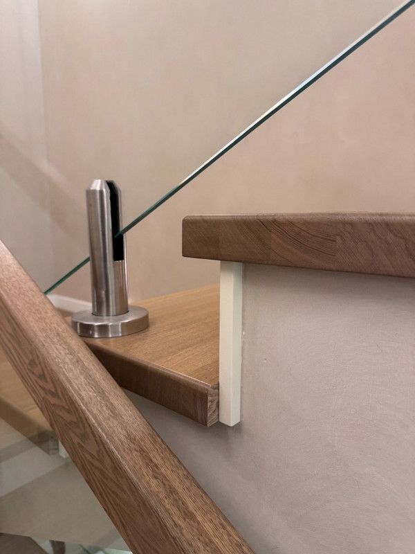 Лестница на бетонном основании с ясенем и стеклом на мини-стойках, разворот на площадке, без плинтуса