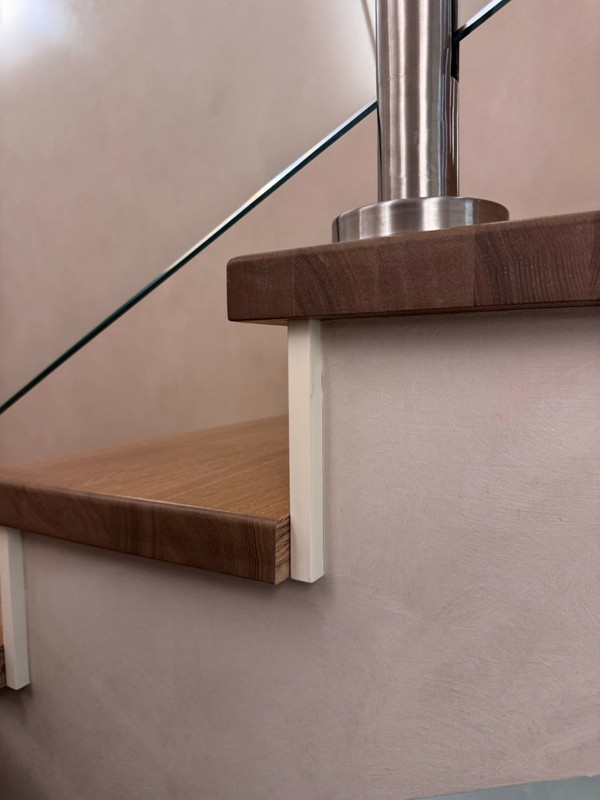 Лестница на бетонном основании с ясенем и стеклом на мини-стойках, разворот на площадке, без плинтуса