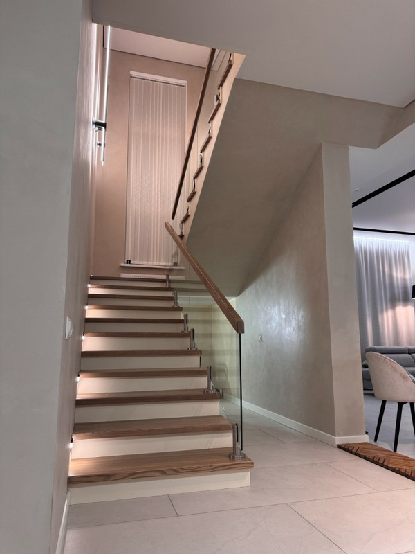 Лестница на бетонном основании с ясенем и стеклом на мини-стойках, разворот на площадке, без плинтуса