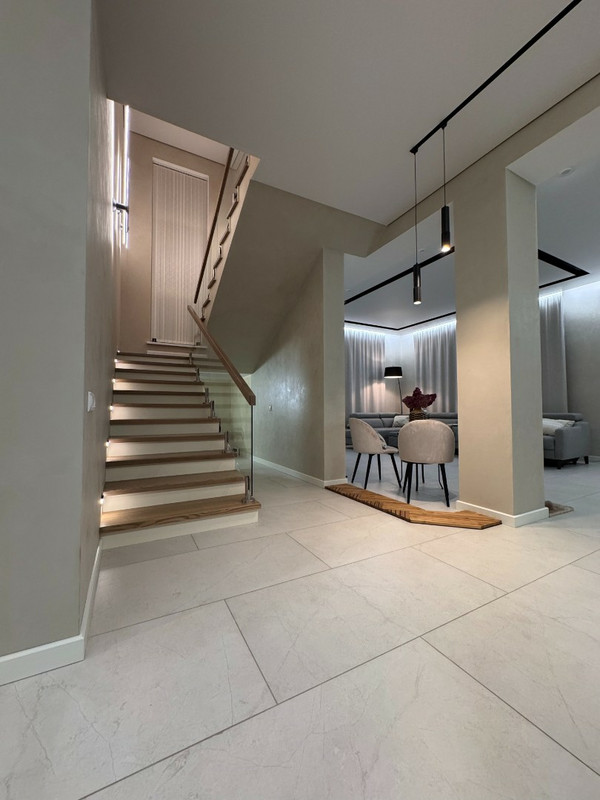 Лестница на бетонном основании с ясенем и стеклом на мини-стойках, разворот на площадке, без плинтуса