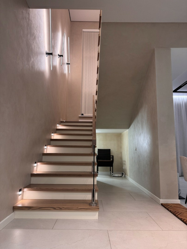 Лестница на бетонном основании с ясенем и стеклом на мини-стойках, разворот на площадке, без плинтуса