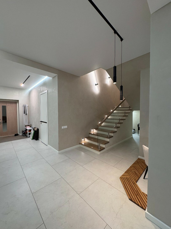 Лестница на бетонном основании с ясенем и стеклом на мини-стойках, разворот на площадке, без плинтуса