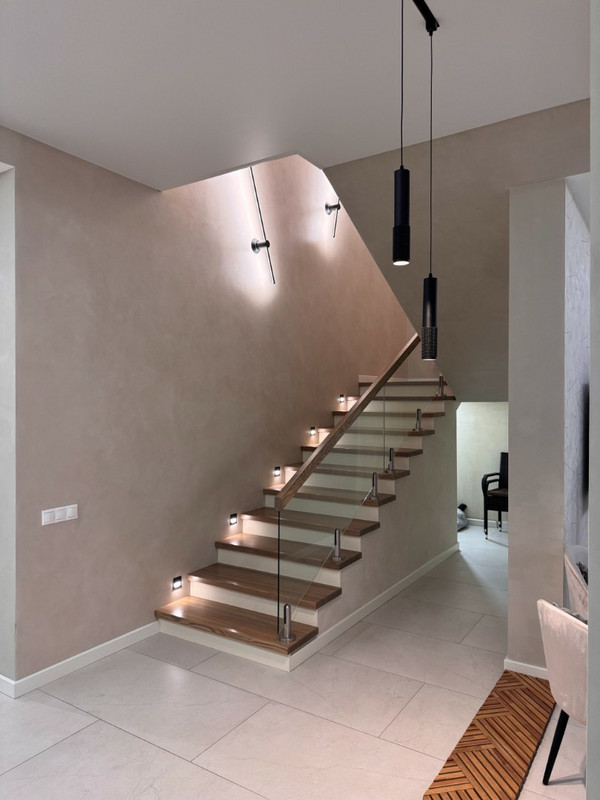 Лестница на бетонном основании с ясенем и стеклом на мини-стойках, разворот на площадке, без плинтуса