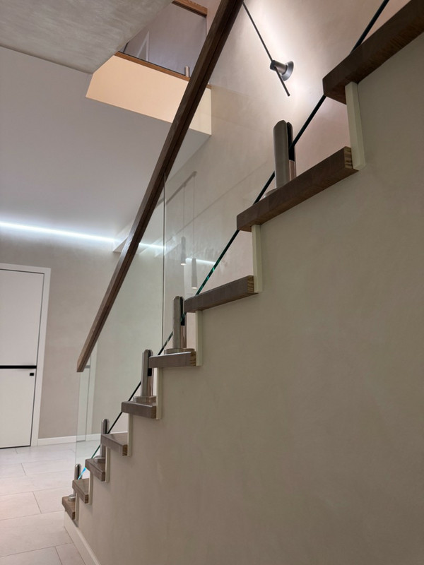 Лестница на бетонном основании с ясенем и стеклом на мини-стойках, разворот на площадке, без плинтуса