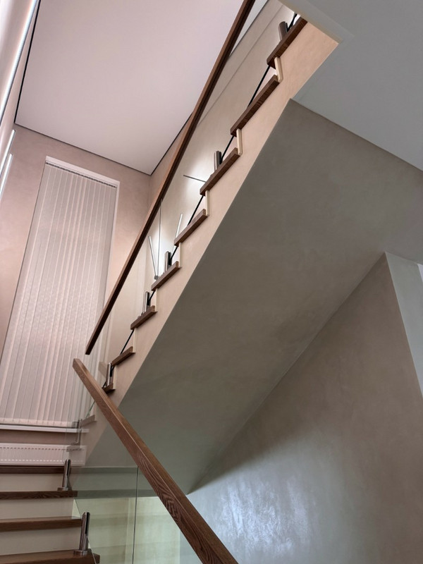 Лестница на бетонном основании с ясенем и стеклом на мини-стойках, разворот на площадке, без плинтуса