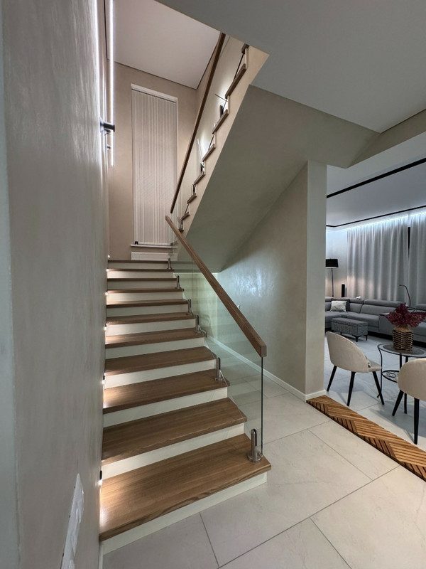 Лестница на бетонном основании с ясенем и стеклом на мини-стойках, разворот на площадке, без плинтуса